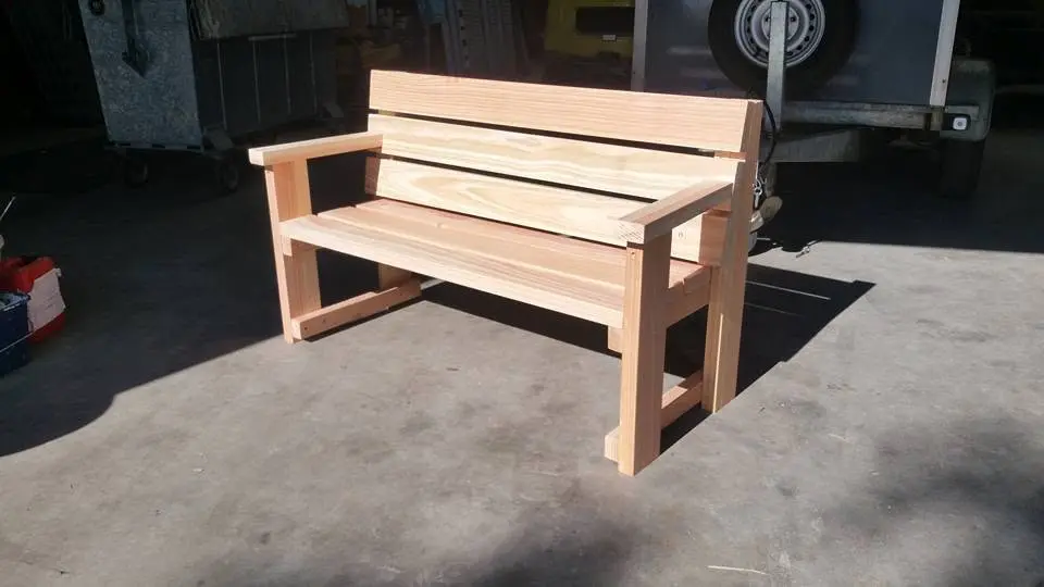 Bank van blank balkhout met armleuningen en rugleuning