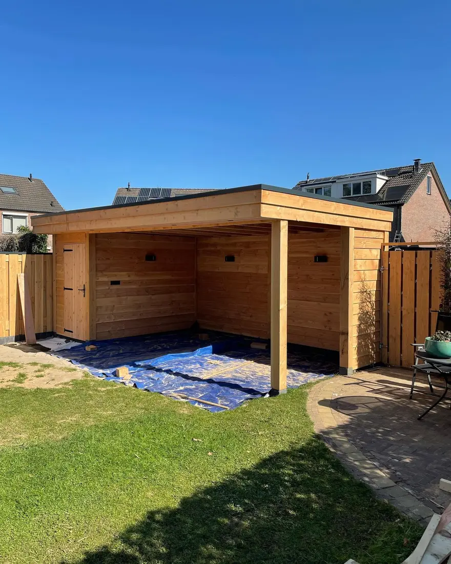 Houten overkapping met plat dak in een tuin